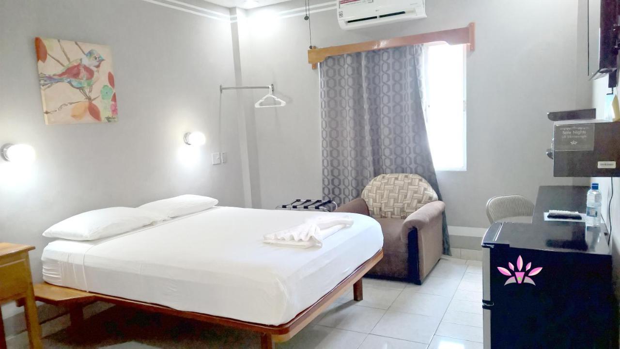 Maya Bella Downtown Hotel San Ignacio Bagian luar foto